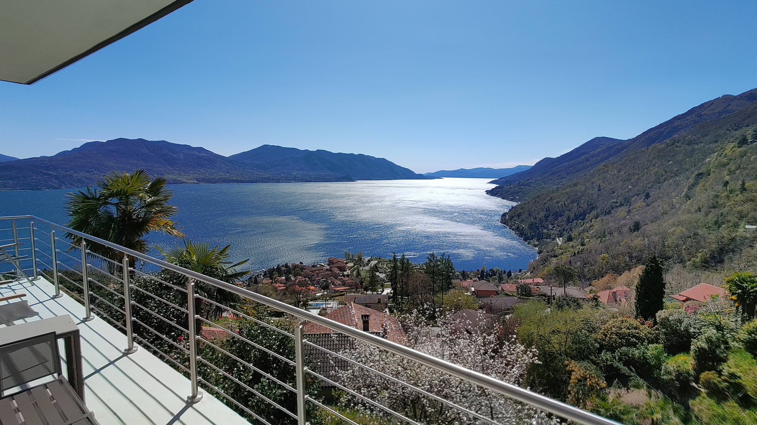 Terrasse der Casa Valle mit Geländer und Panoramablick auf den Lago Maggiore